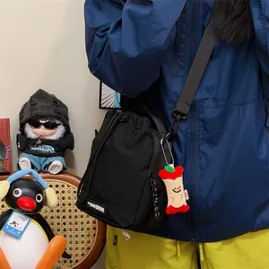 Nahaufnahme einer minimalistischen schwarzen Umhängetasche aus Nylon mit einem Gurt