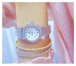 Detalle de un lujoso reloj de plata para mujer con pavé de cristales y brazaletes