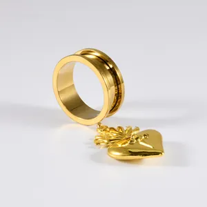Edelstahl-Ohr-Expander in Gold mit einem polierten Herz-Anhänger für Detailansicht
