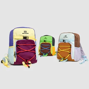 Nahaufnahme von drei bunten Outdoor-Wanderrucksäcken mit Kordelzug und hohem Fassungsvermögen