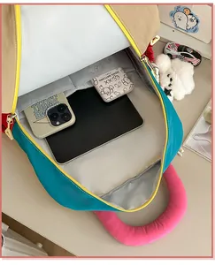 Ruim interieur van een kleurrijke rugzak met tablet en accessoires voor studenten