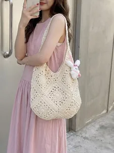 Grande borsa a tracolla in maglia color crema fatta a mano per vacanze estive al mare