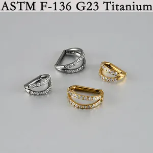 Detailansicht der ASTM F-136 G23 Titan Septum Clicker mit schimmernden weißen CZ-Steinen.