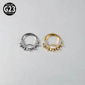 Detailansicht von G23 Titan Septumringen mit Marquise- und runden Zirkonia-Steinen.