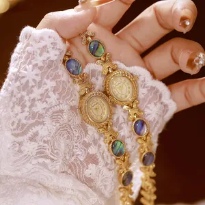 Vista detallada del reloj de pulsera dorado Bee Sister con incrustaciones de nácar de abulón