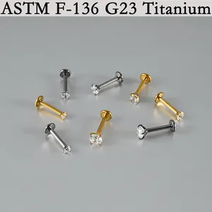 Detailweergave van ASTM F-136 G23 titanium labret studs met ronde zircons en 4 klauwen.