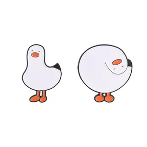 Set van twee schattige witte gans emaille spelden met minimalistisch cartoon ontwerp.