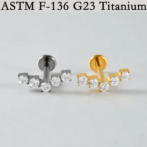 Nahaufnahme von ASTM F-136 G23 Titan Labret-Steckern mit elegant gewölbten Zirkoniasteinen