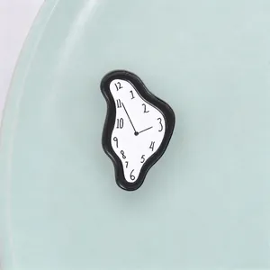 Broche artístico de metal reloj derretido inspirado en Dalí con diseño surrealista retro