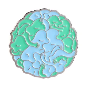 Künstlerische runde Emaille-Brosche mit abstrakten Figuren in Minzgrün und Himmelblau.