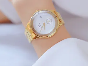Detailansicht der goldenen minimalistischen Damenarmbanduhr von BS Bee Sister am Handgelenk.