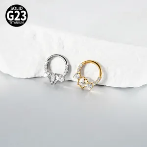 Gedetailleerde macro-opname van G23 titanium septumringen met glanzend zirkonia-ontwerp