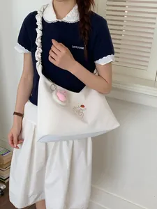 Bolso bandolera blanco dulce con correa fruncida y un lindo bordado de fresa