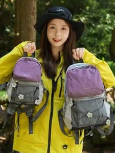 Leichter Outdoor-Wanderrucksack in Lila und Grau mit Blumenanhängern und Gummizügen.