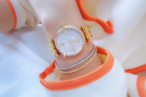 Vista detallada del reloj dorado con pedrería BS Bee Sister y pulseras tenis