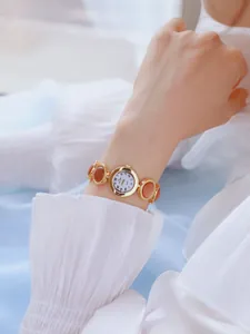 Elegante reloj de pulsera dorado BS Bee Sister con detalles de piedra de arena marrón