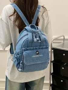 Stylischer hellblauer Denim-Rucksack für Damen mit gesticktem Logo-Detail