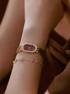 Vintage goldene Uhr mit burgunderfarbenem Zifferblatt und passendem Kleeblatt-Perlenarmband