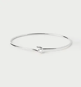Vue détaillée d'un jonc fin minimaliste en argent sterling S925 avec une pierre CZ étincelante