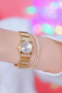 Gedetailleerd overzicht van BS gouden dameshorloge met glanzende strass-band
