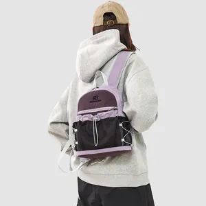 Vue arrière d'un sac à dos de mode léger en nylon lilas avec poches en filet noires