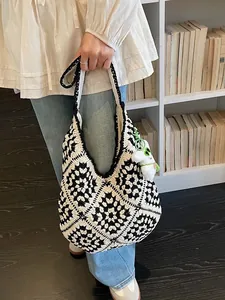 Grande borsa tote all'uncinetto bianca e nera per le vacanze estive in spiaggia