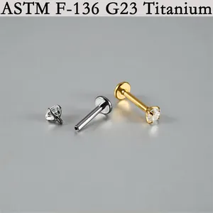 Close-up van ASTM F-136 G23 titanium labret studs met zirkonia edelstenen