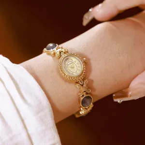 Primer plano del reloj de pulsera dorado Bee Sister con incrustaciones de abulón negro natural