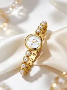 Elegante goldfarbene Damen-Quarzuhr mit Perlenarmband auf luxuriöser weißer Seide
