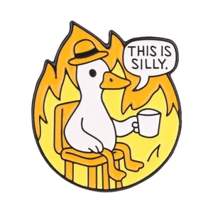 Lustige Ente Kaffee Emaille Pin mit This is Silly Spruch und Flammenhintergrund