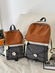 Zwei Outdoor-Wanderrucksäcke in modischem Color-Block-Design in groß und klein