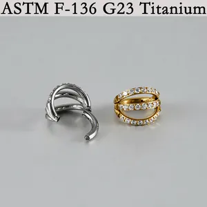 Detaillierte Makroansicht von G23-Titan-Septumringen mit funkelndem weißen Zirkonia-Inlay.