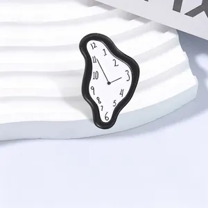 Broche de reloj derretido surrealista en esmalte y pin de metal vintage estilo Dali