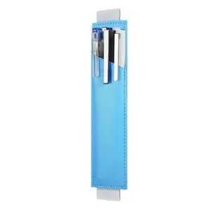 Vue détaillée du porte-stylo en cuir PU bleu clair avec bande élastique de fixation