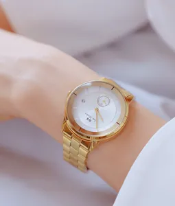 Nahaufnahme der goldenen BS Bee Sister Edelstahluhr mit weißem Zifferblatt am Handgelenk