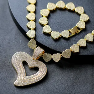 Detailansicht von Iced-Out Herz Halskette und Armband Set mit glitzernden Steinen