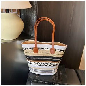 Gestreifte Strandtasche aus Stroh in einer dekorativen Lifestyle-Innenraumumgebung
