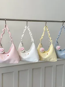 Elegantes bolsos hobo en tonos pastel con correas fruncidas y lindos dijes para mujer
