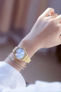 Detalle de primer plano del lujoso reloj de cuarzo BS Bee Sister en oro con diamantes