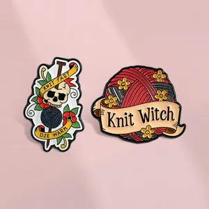 Spilla in Smalto Gotico Vintage a Forma di Teschio e Gomitolo di Lana Knit Fast Die Warm Spilla Personalizzata Knit Witch per Zaino Decorazione