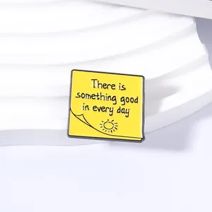Pin de esmalte de nota adhesiva amarilla con cita 'There is something good in every day'