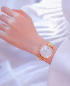 Elegante reloj dorado para mujer con esfera de pedrería completa y bisel brillante