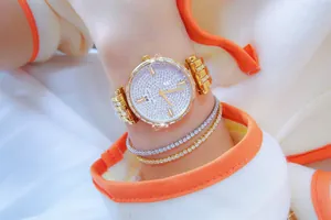 Primer plano del reloj dorado BS Bee Sister para mujer con una esfera de strass brillante