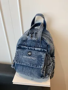 Stilvoller kleiner Rucksack aus blauem Denim für Damen mit Fronttasche und Tragegriffen