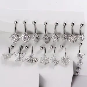 Primer plano de varios piercings de ombligo de acero inoxidable con formas de circonio brillante