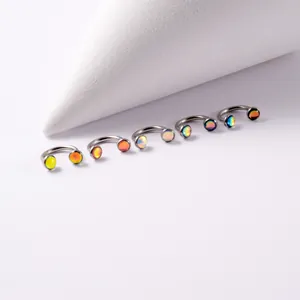 Detailansicht farbenfroher Hufeisenringe aus Edelstahl für Ohren- und Lippenpiercings