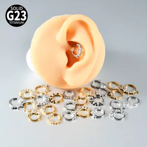 Detailansicht von G23 Titan CZ Segmentringen an einem Silikon-Ohrmodell für Piercings