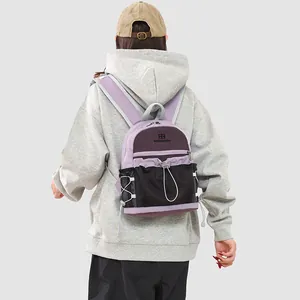 Vue détaillée d'un sac à dos violet léger avec poches en filet pour le trajet et la randonnée.