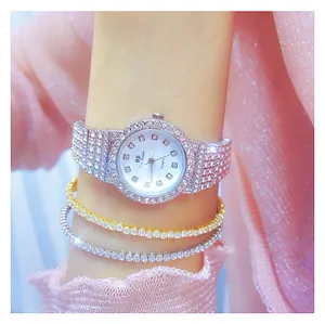Vista detallada de un reloj de cuarzo plateado BS Bee Sister con diamantes en la muñeca.
