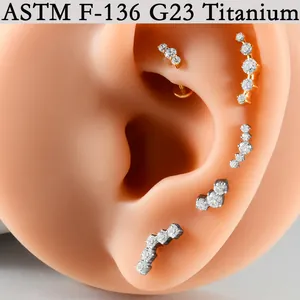 Detailansicht von G23 Titan Piercing-Steckern mit klaren Zirkonias auf Ohrmodell